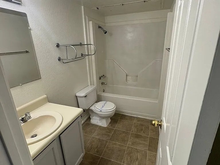 801 SE 4th St #103 — Photo 18