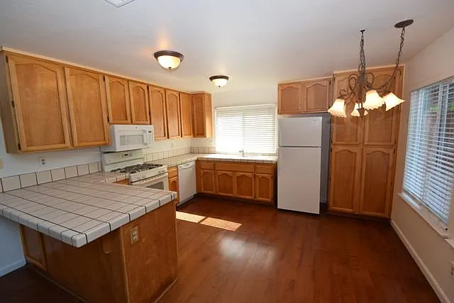 3 bed, 1321 sqft, $2,550 — Photo 3