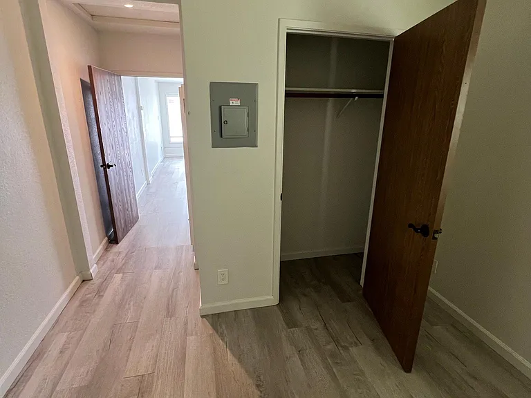 212 Hawkins St — Photo 3