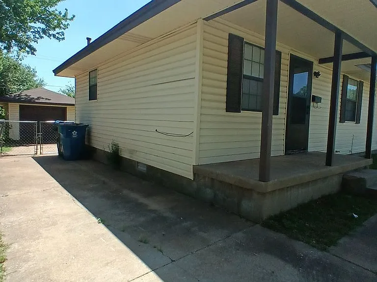 764 E Rose Dr — Photo 2