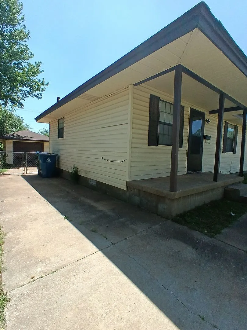 Building Photo - 764 E Rose Dr
