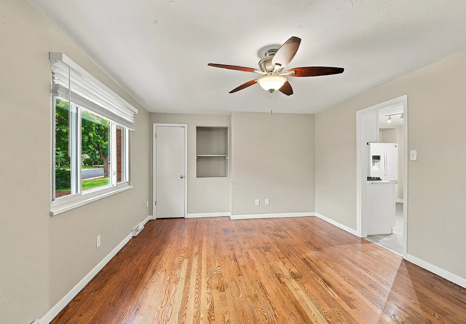 3 bed, 2.0 bath, 1170 sqft, $2,580 — Photo 2