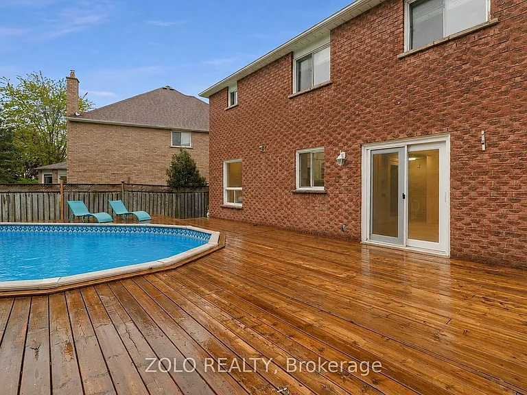 272 Elman Cres — Photo 2