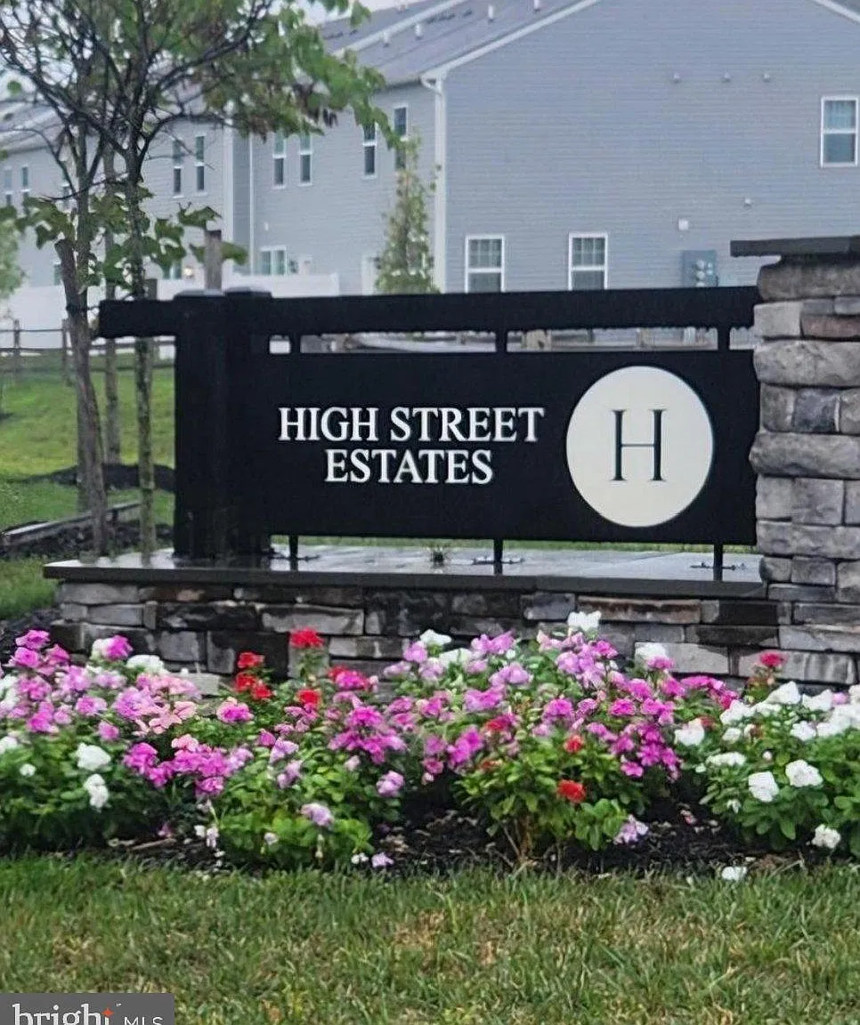 3 bed, 2.5 bath, 1484 sqft, $2,700 — Photo 2