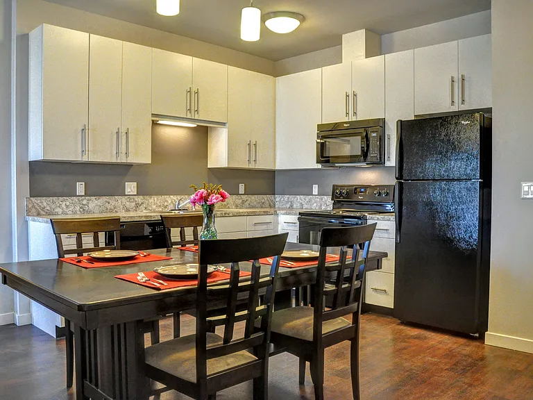 Emerald Ridge Apartments & Townhomes — Photo 52