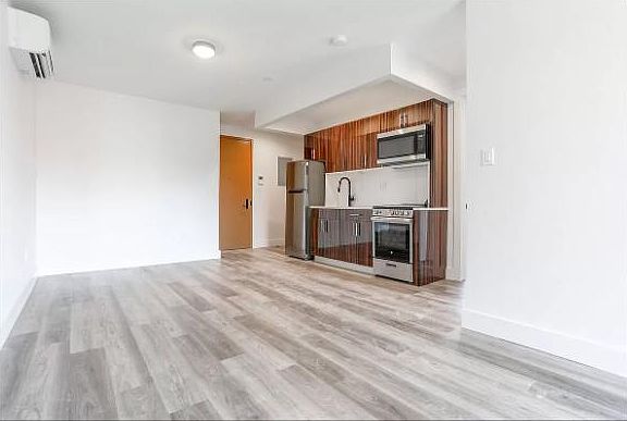 2nd image of 1118 Hoe Ave #3B