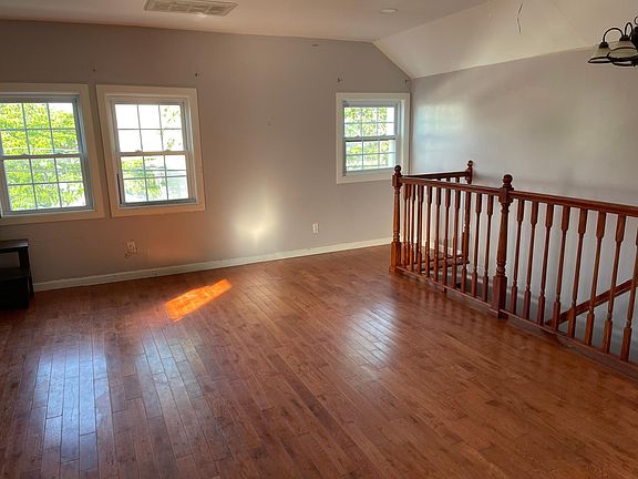 4th image of 312 Wingham St Floor 2