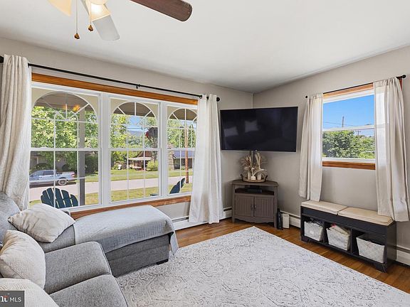 5th image of 1042 Woodland Dr