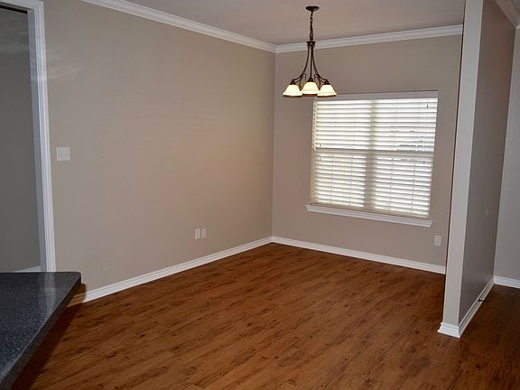 4th image of 943 Redbud Ln