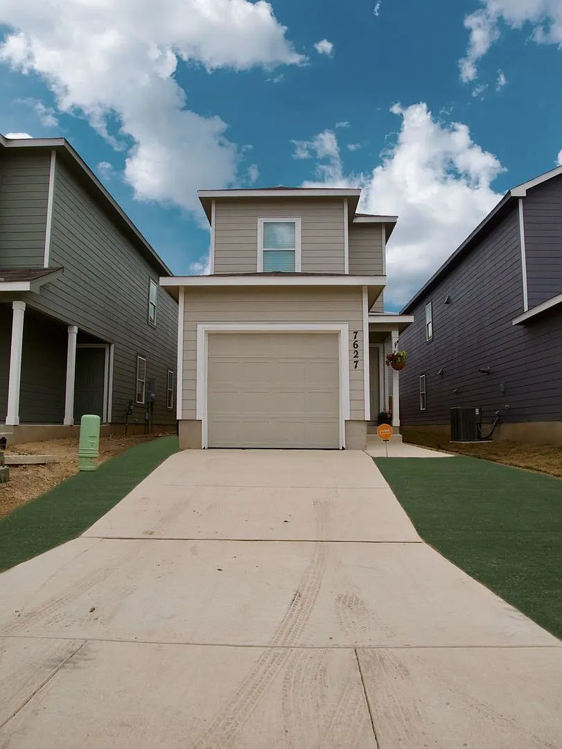 Charming 3 Bed 2 Bath Home in Alamo Ranch - Internet & Pest Control Included! — Photo 1