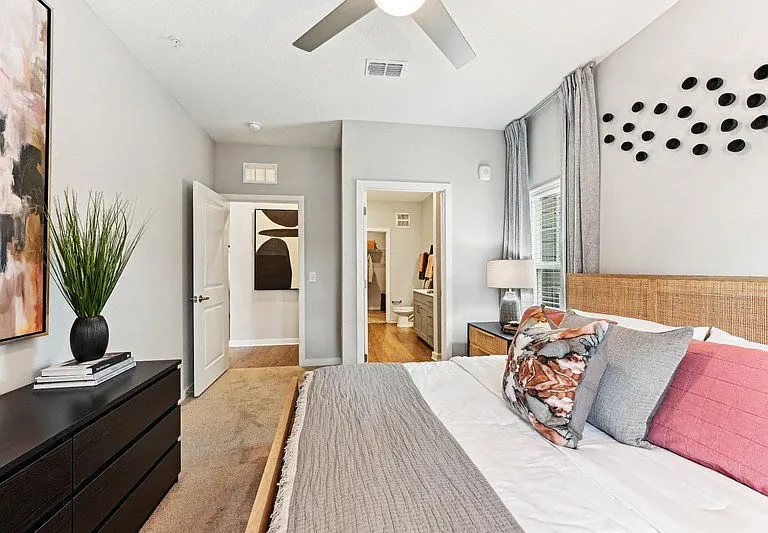 District West — Photo 10