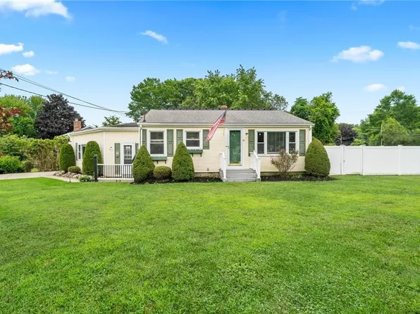 40 Wildflower Dr, Cranston, RI 02921