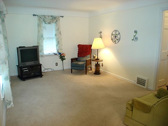 5th image of 905 E 209th St