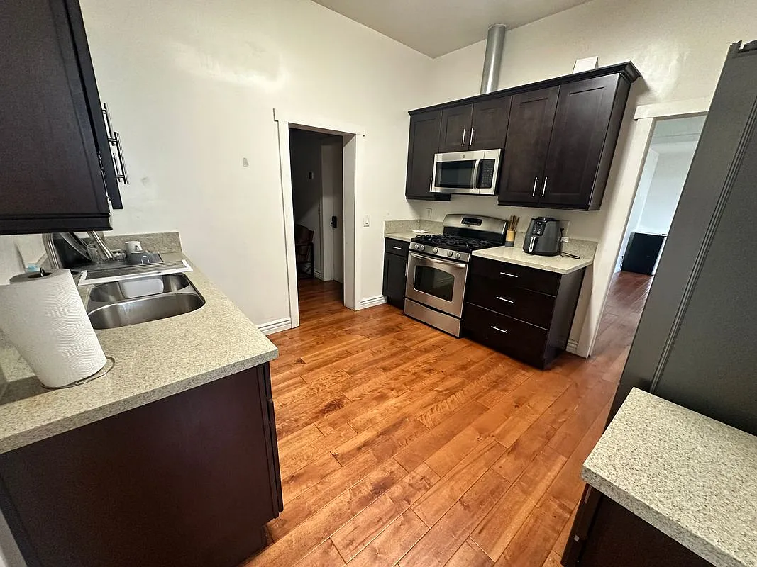 1 bed, 1.0 bath, 300 sqft, $1,200 — Photo 3