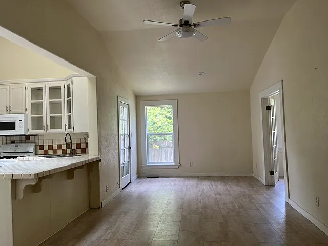 4 bed, 2200 sqft, $2,500 — Photo 3