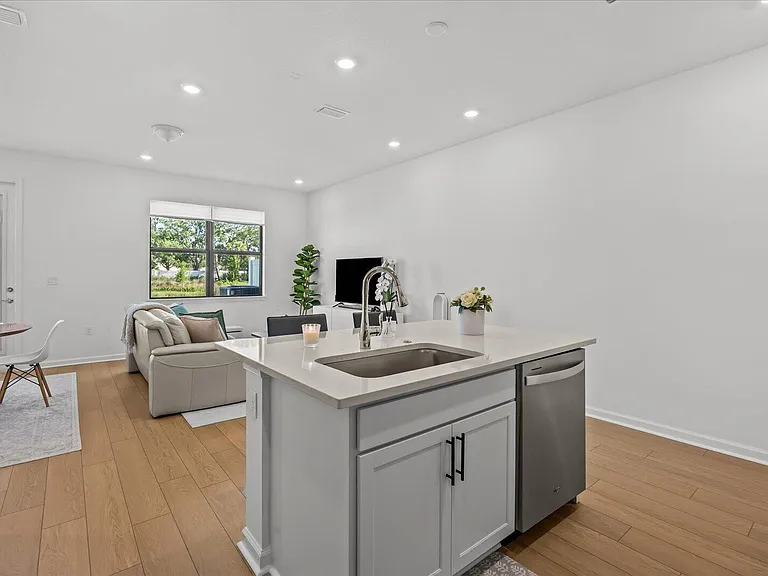 276 SW Sally Way — Photo 13