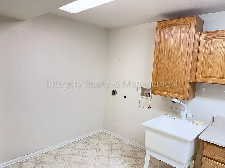1041 Laurenwood Ln — Photo 46