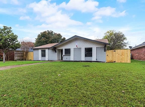 3rd image of 2912 Royal Oaks Dr