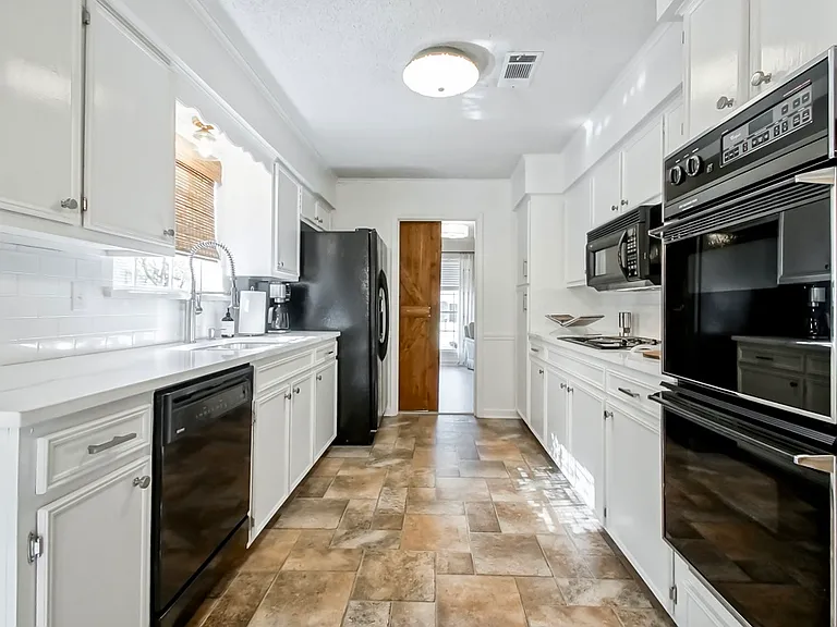 912 N Coventry Dr — Photo 11