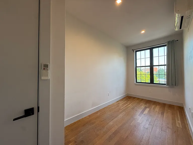 239 Scholes St #2L — Photo 5