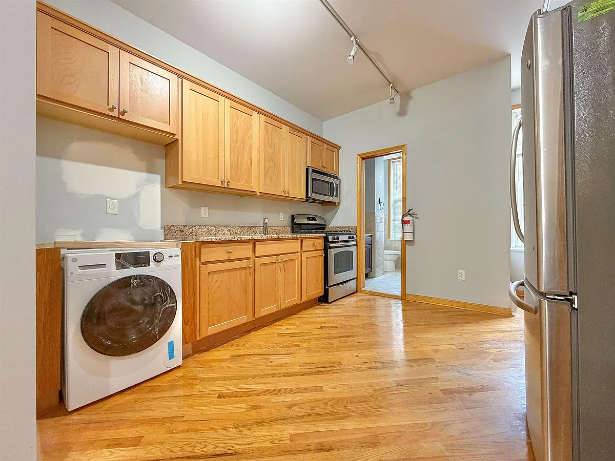 Building Photo - 402 Grand St #3N