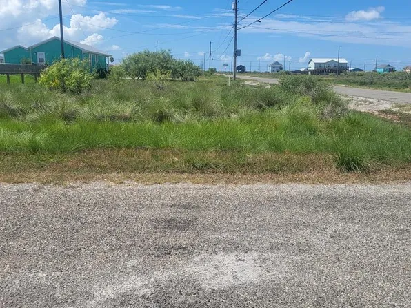 245 W Club Oak Ln, Rockport, TX 78382