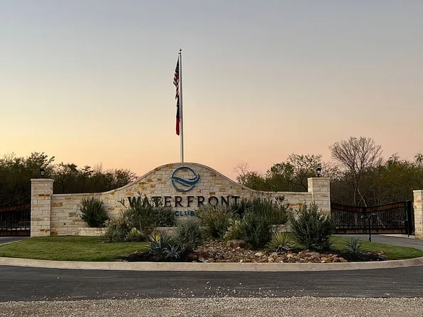 197 Waterfront Club Dr, Corsicana, TX 75109
