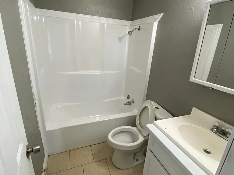 210 W Jacobs Dr — Photo 2
