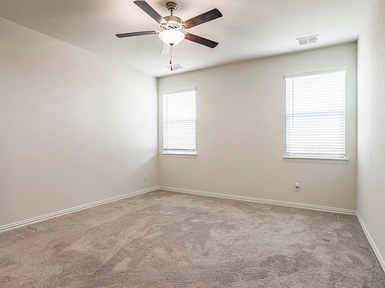 Unfurnished room featuring light carpet and ceiling fan