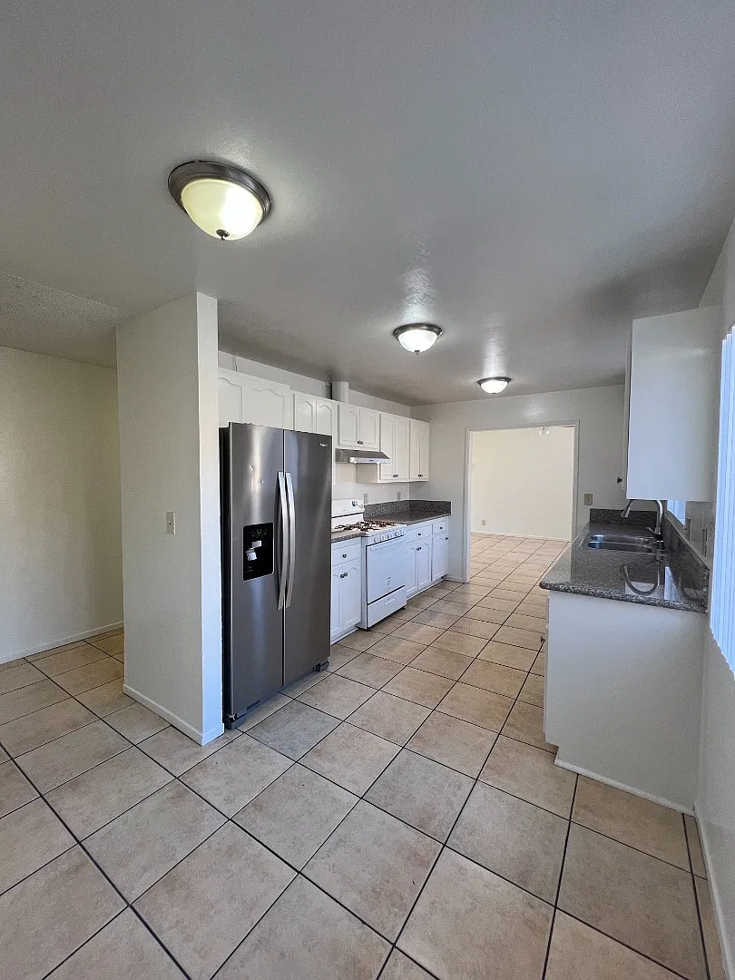 Light-Filled 4-Bed in San Pedro | Garage Parking, Utilities Included, Prime Location — Photo 4