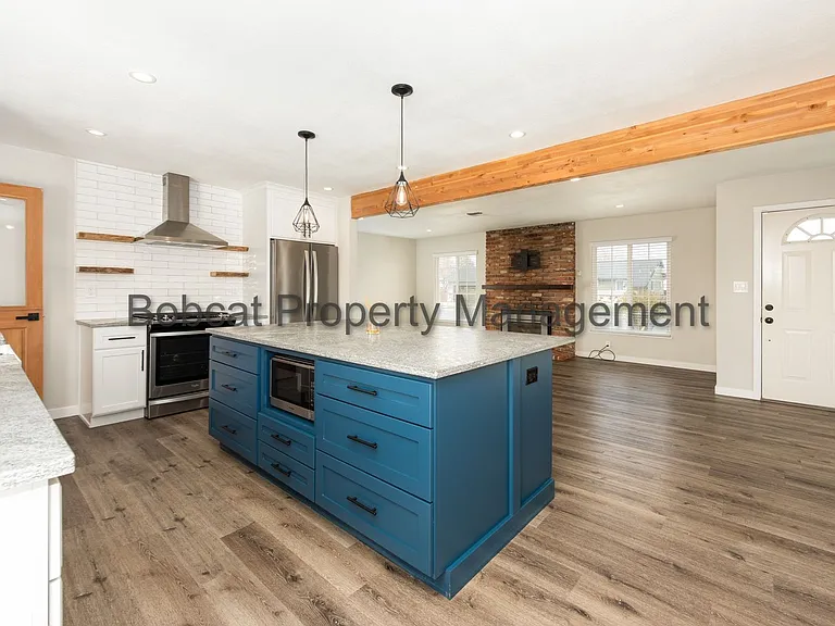 1121 Spruce St — Photo 10