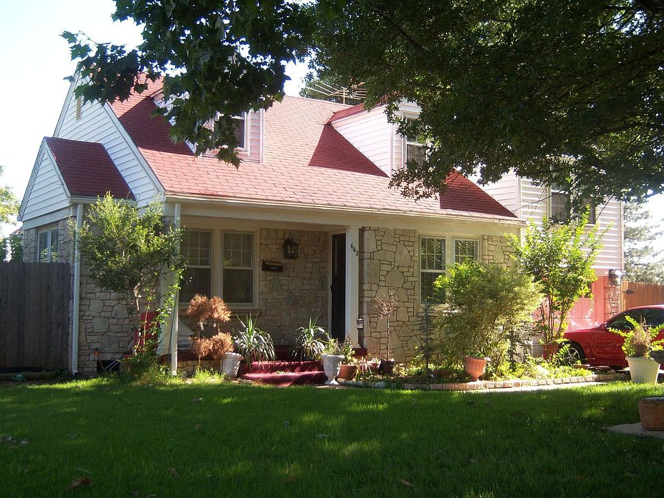 642 SW 28th St., (view looking SW)
