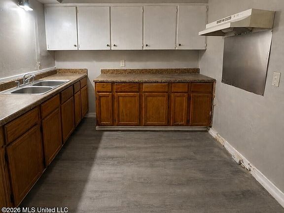 5th image of 256 Iris Ave