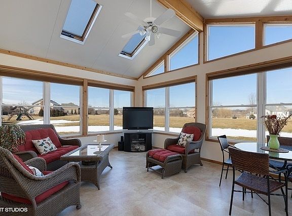 3rd image of 18 Hawthorn Grove Dr