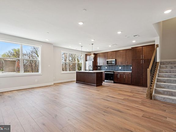 4th image of 141 Warburton St