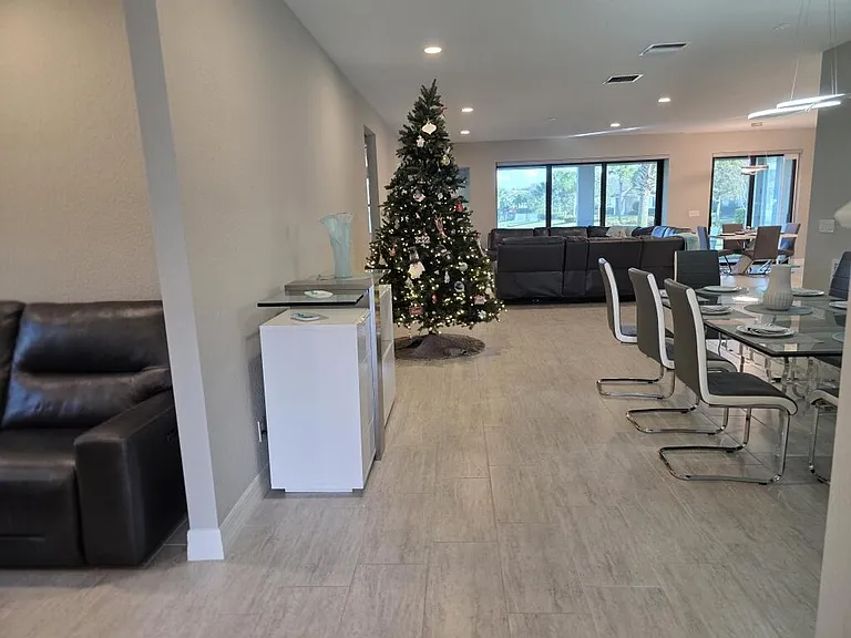 527 SE Vallarta Dr — Photo 5