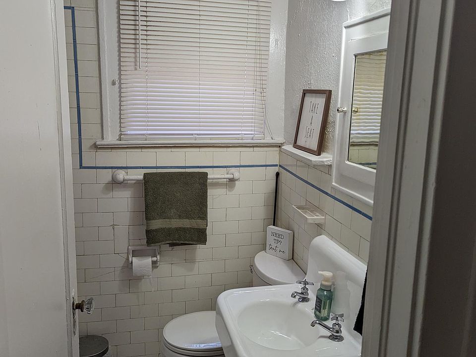 Standard old riverside bathrooms. Typical 100 year old building