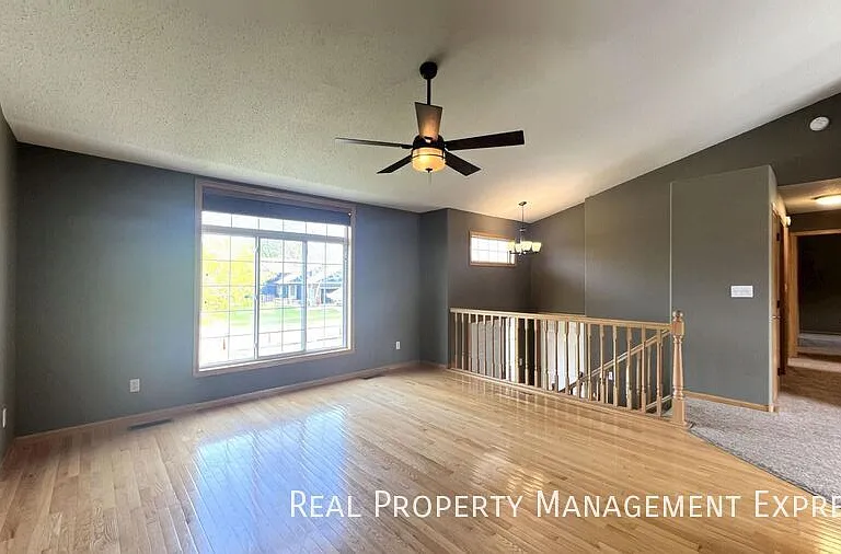 5208 S Birchwood Ave — Photo 1