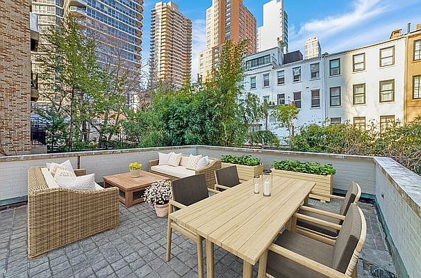 1st image of 221 E 60th St #3