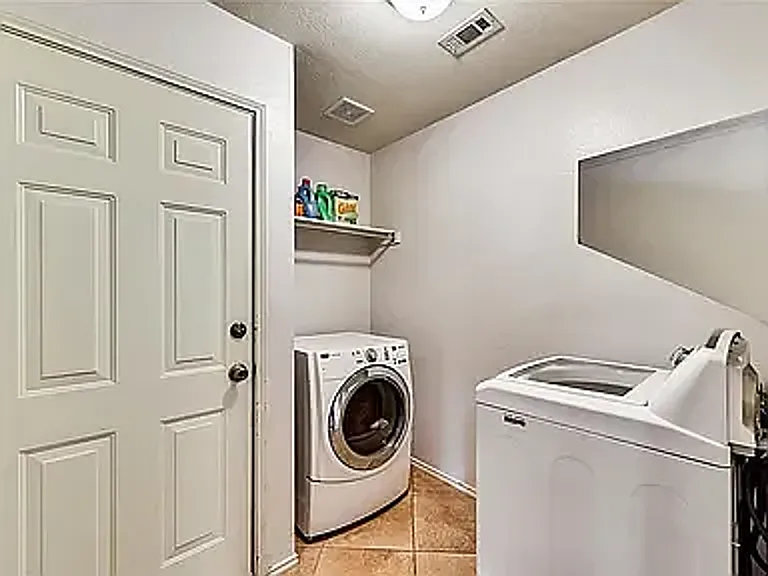 1206 Periwinkle Dr — Photo 3