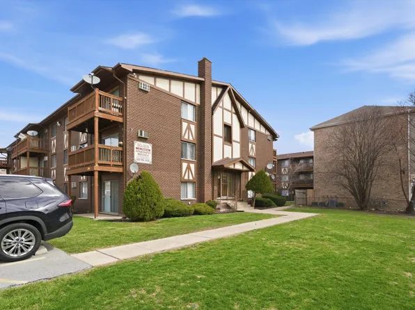 7040 100th St #107, Chicago Ridge, IL 60415