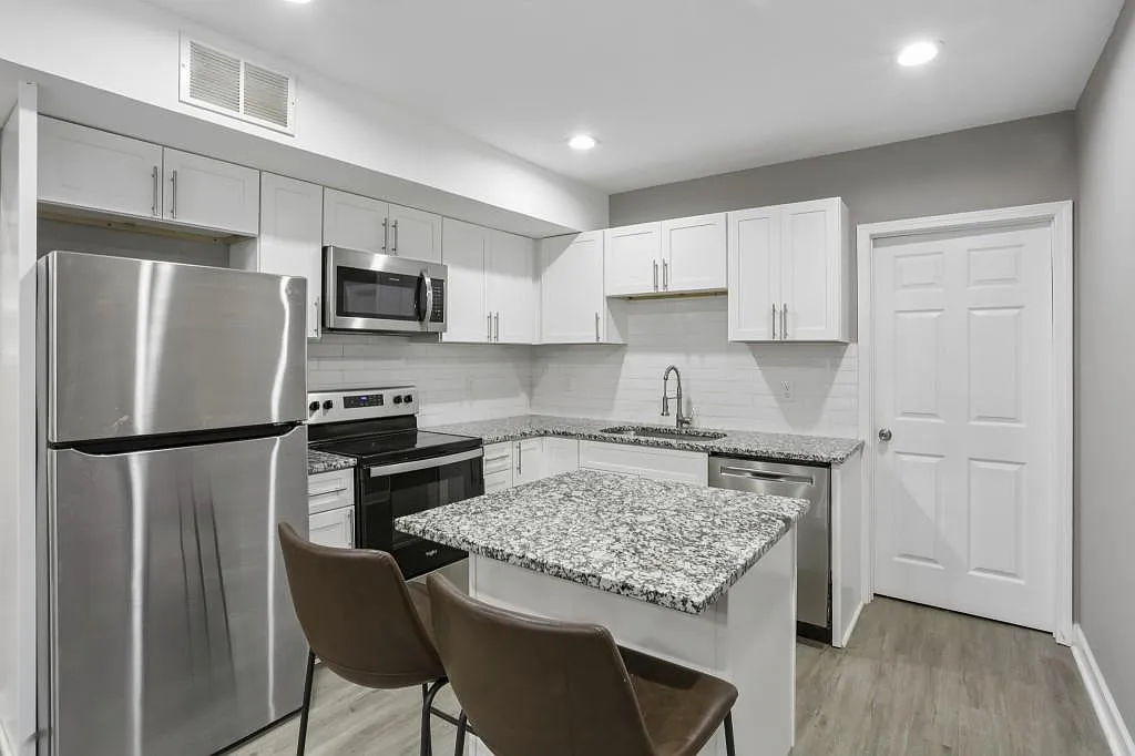 2 bed, 1.0 bath, 900 sqft, $1,500 — Photo 3