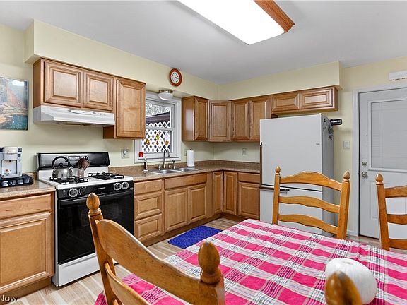 4th image of 19137 Temple Dr