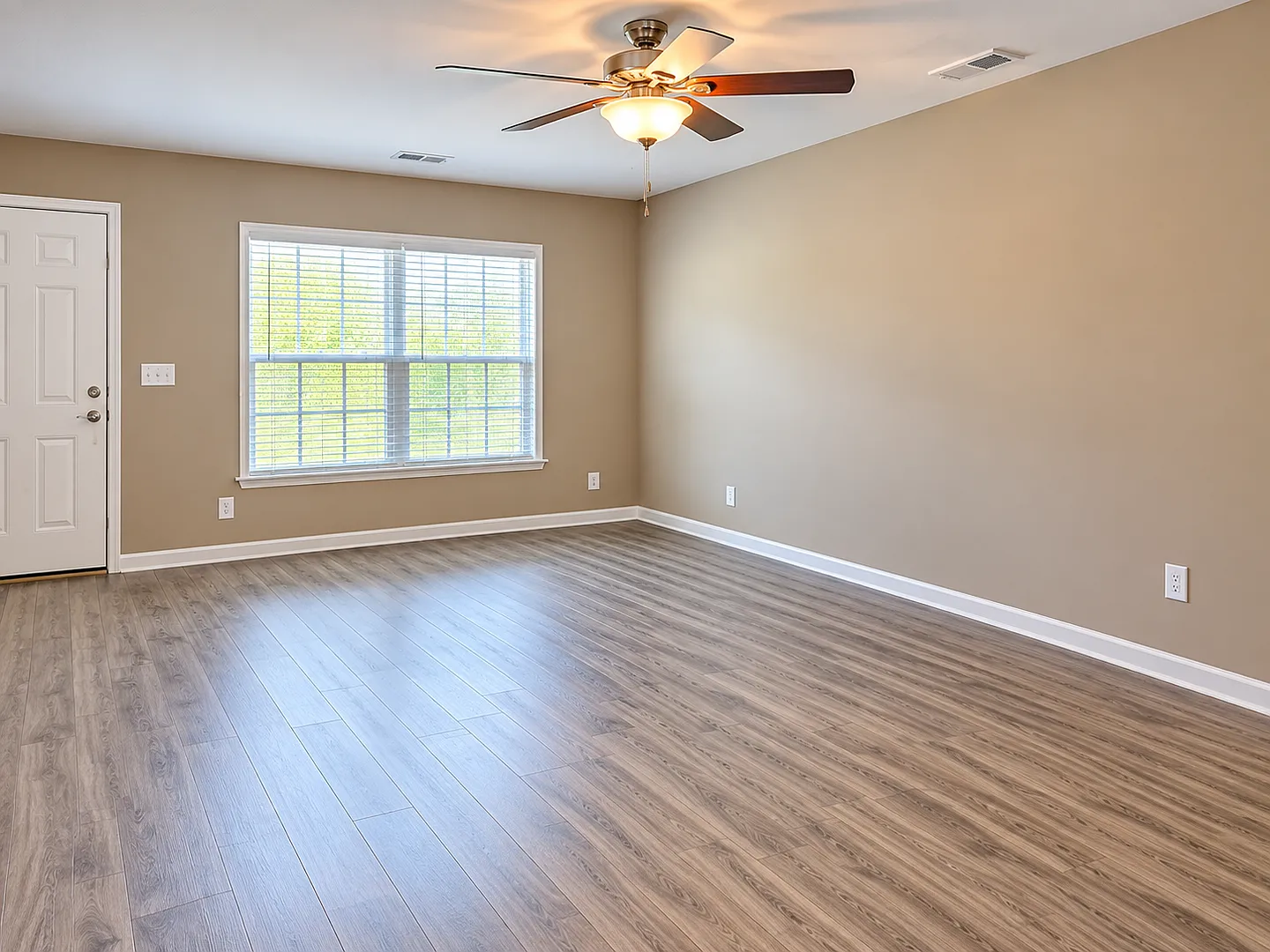 Close to I-24! 2 bed/2.5 Bth Condo! Nice!! — Photo 4