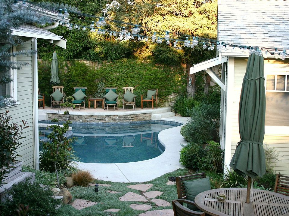 2nd image of 542 N Beachwood Dr