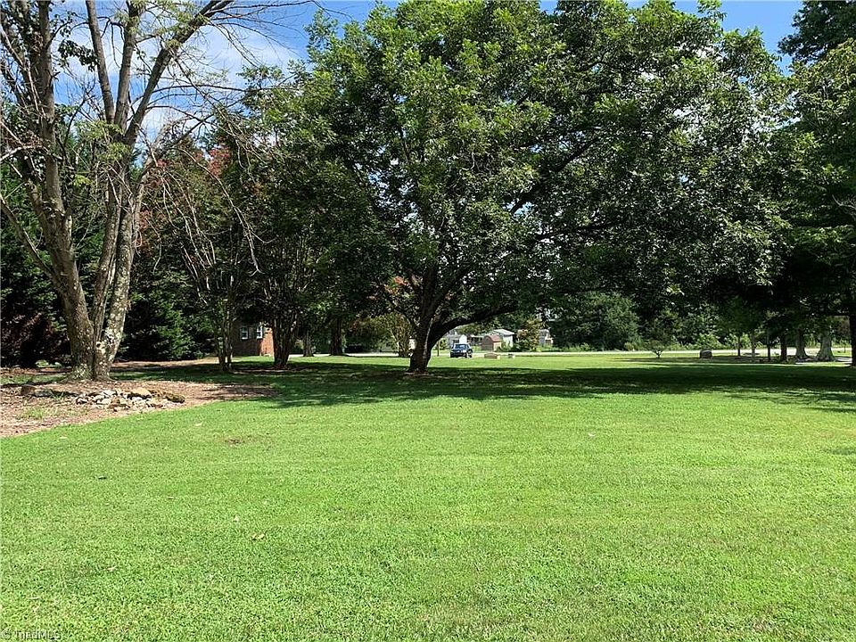 2nd image of 1845 Oak Ridge Rd