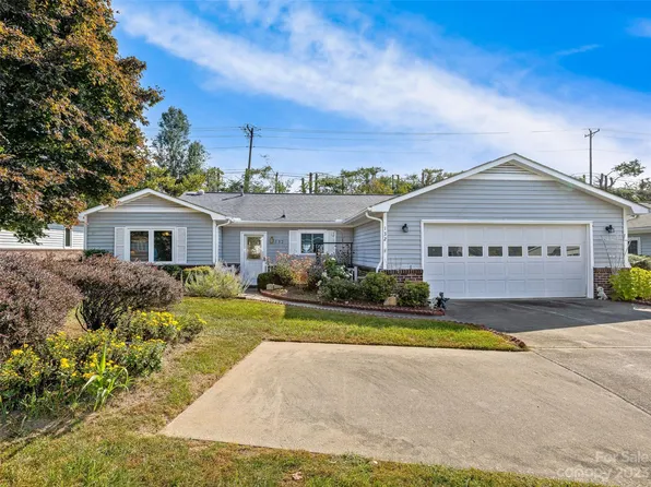132 Derbyshire Dr, Hendersonville, NC 28792