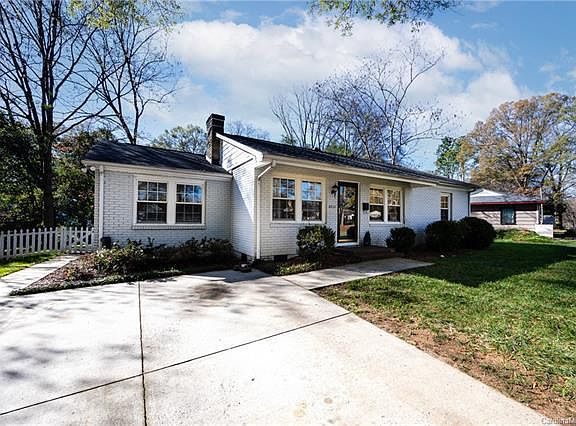 4th image of 4910 Buckingham Dr