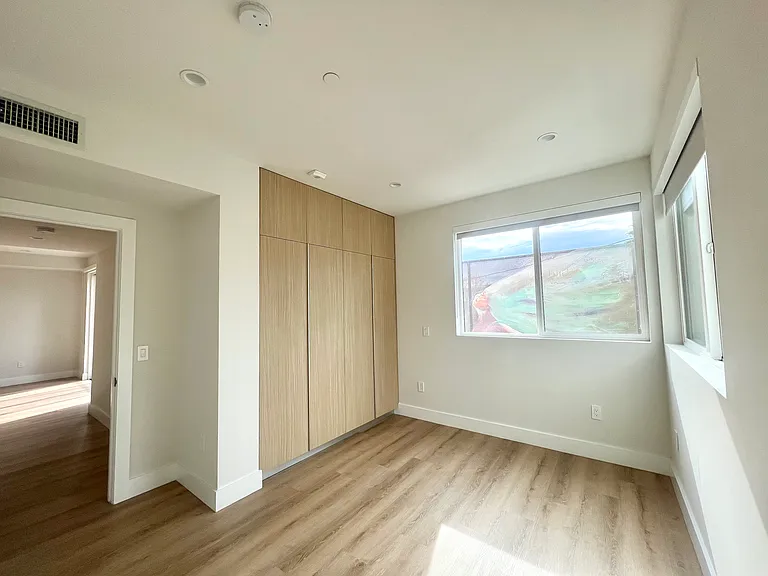 2828 London St #304 — Photo 12
