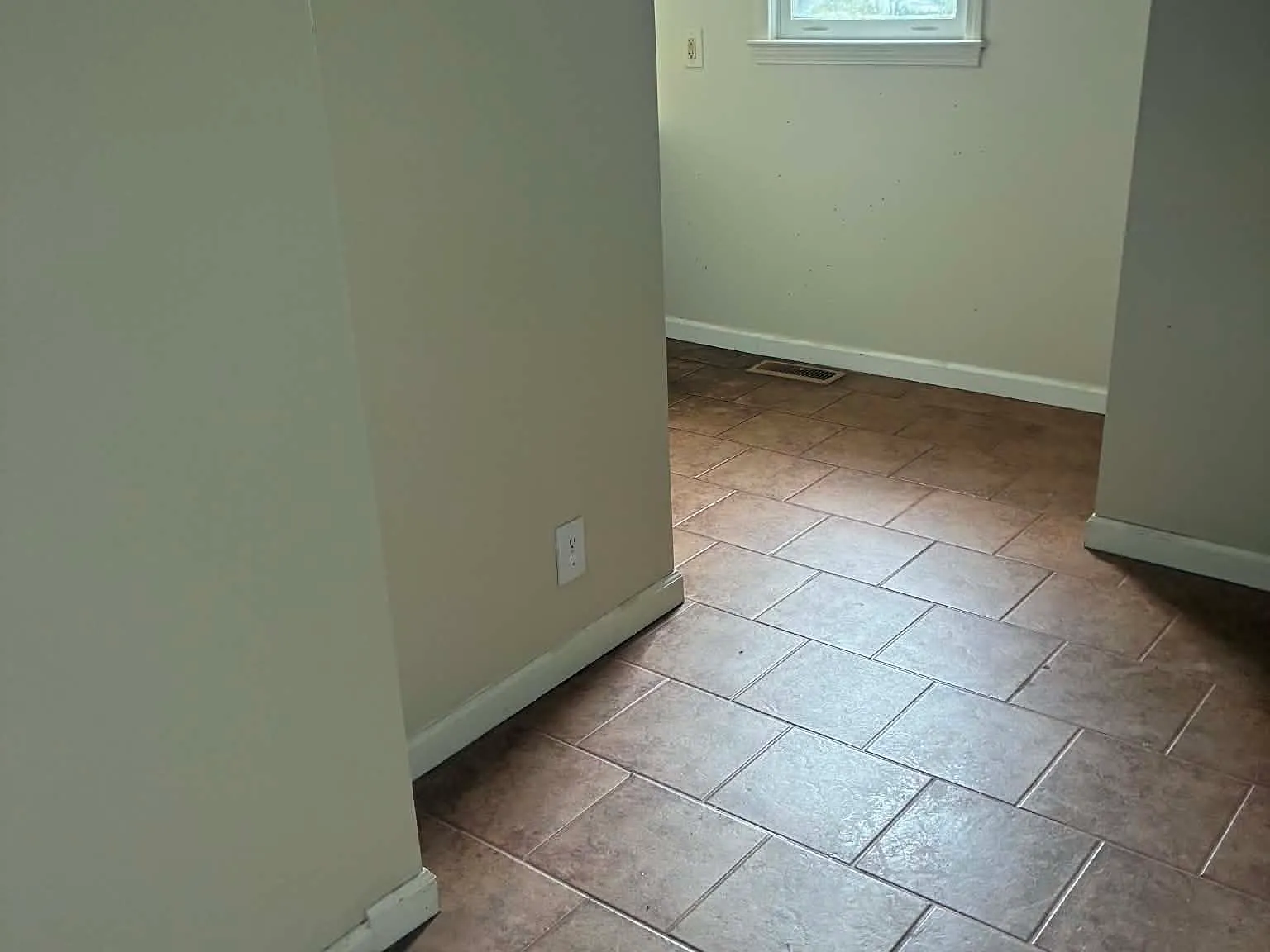 3 bed, 1.5 bath, 1200 sqft, $1,095 — Photo 4